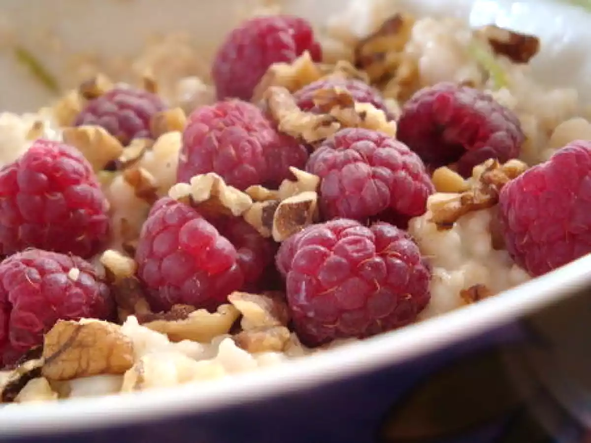 Petit déjeuner gourmand ... ou les flocons d'avoine au citron vert, framboises et noix