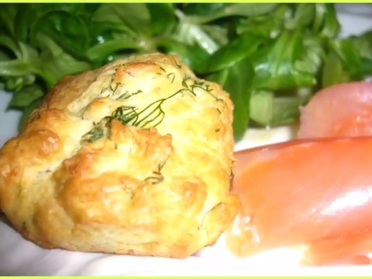 Petit dîner en tête à tête et muffins à l'aneth et au parmesan