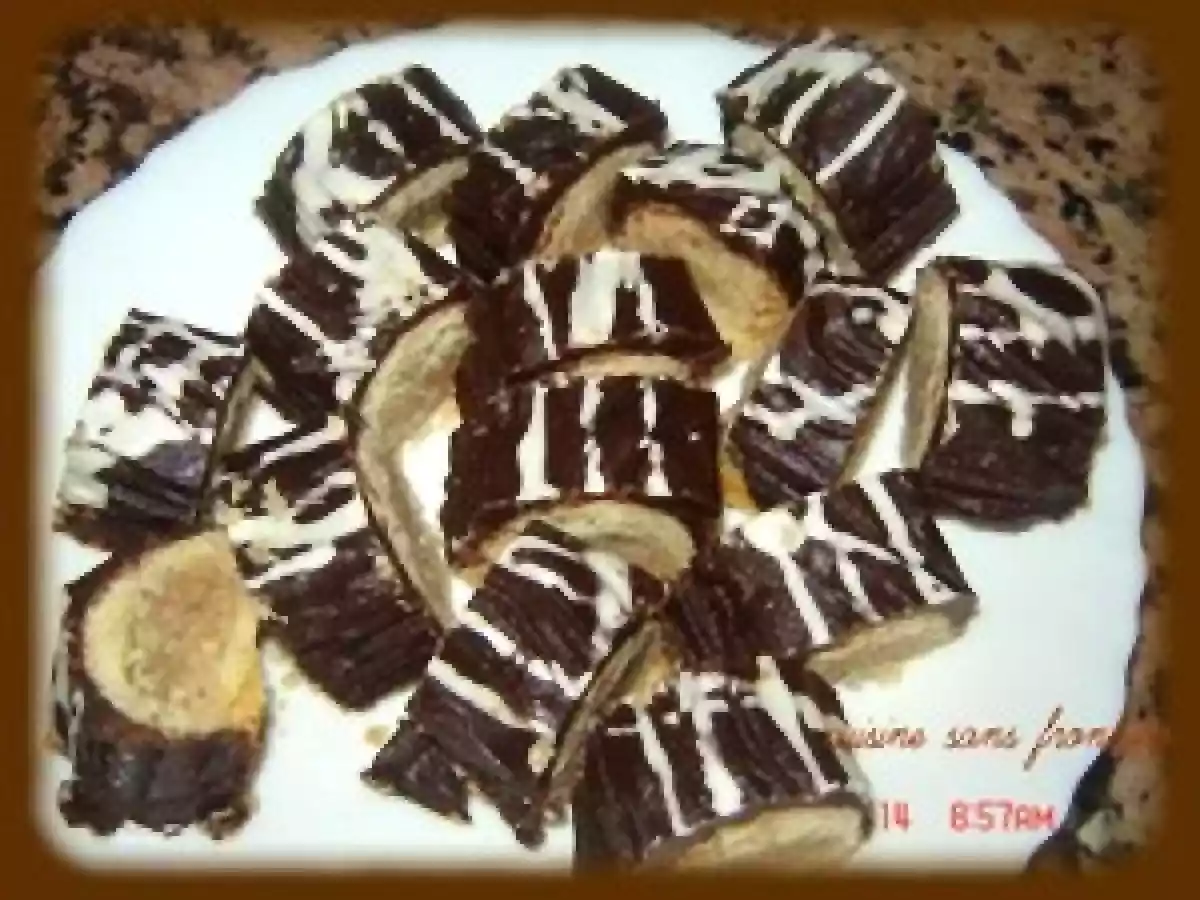 Petit four au chocolat et fourée à la pâte d'amandes