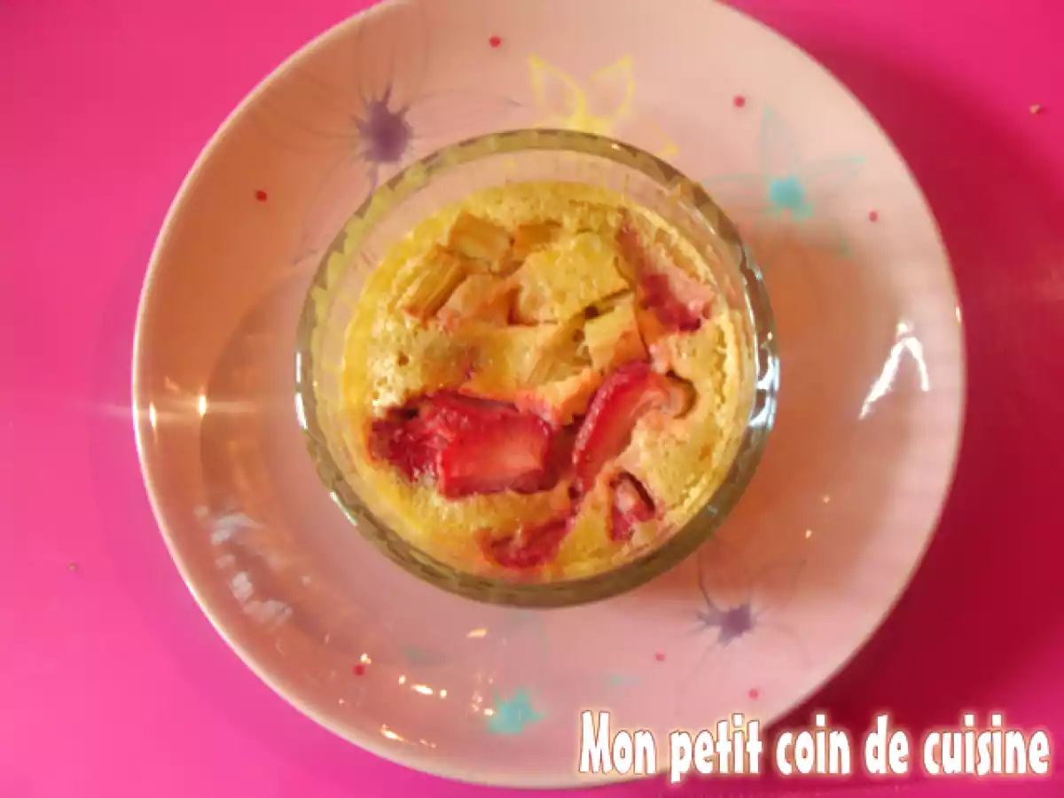 Petit gratin aux fraises et à la rhubarbe sans lait et sans gluten