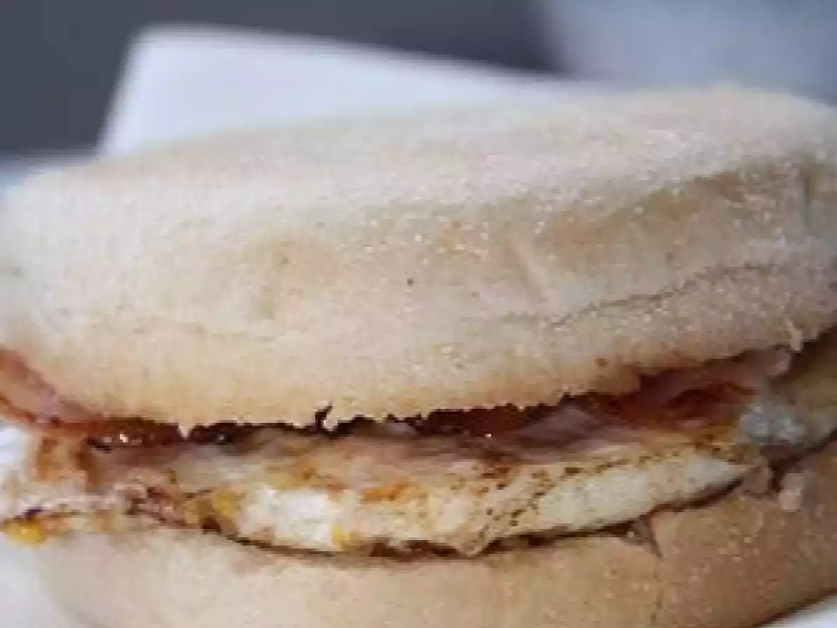 Petit pain à l'oeuf et au bacon