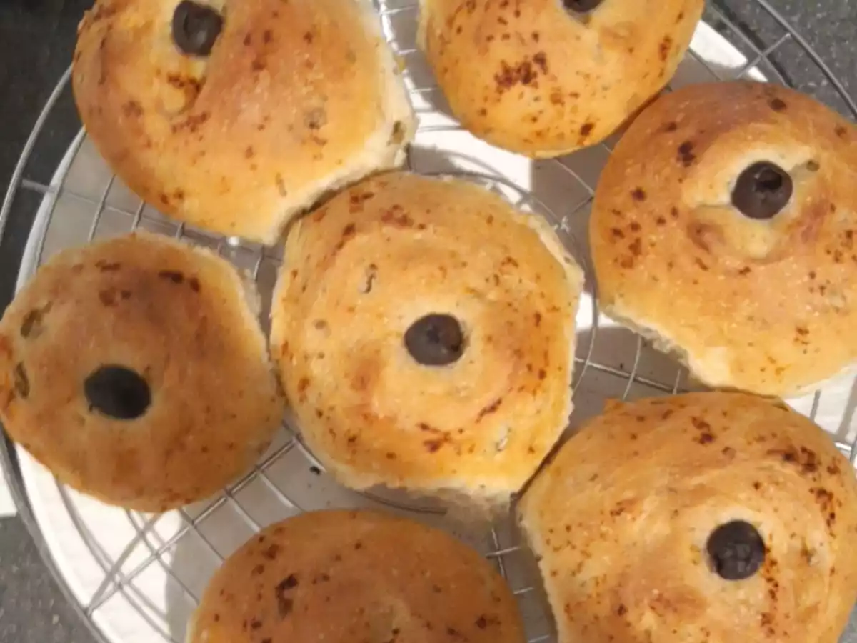 Petit pain aux olives, ail, herbes de Provence