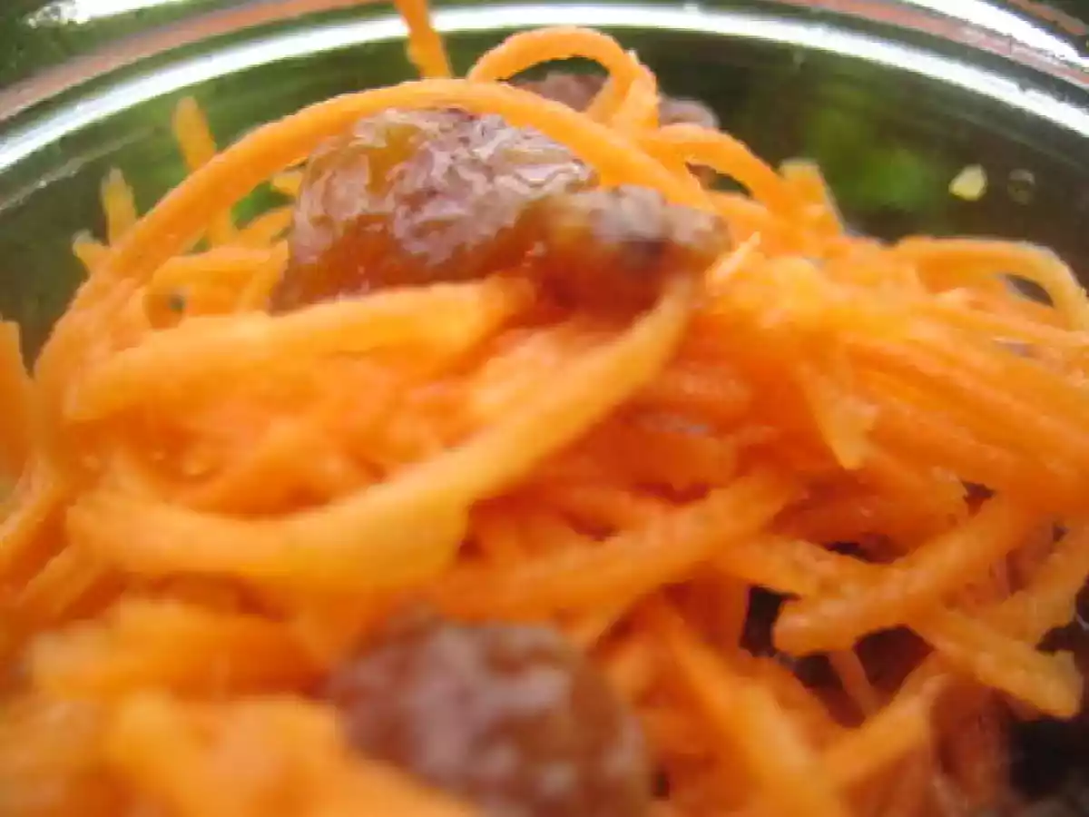 Petite Salade de Carottes/Raisins, vinaigrette Cumin/Orange