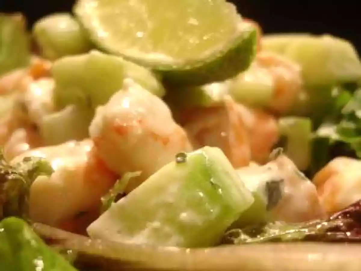 Petite salade fraîcheur : crevettes, concombre, saumon fumé