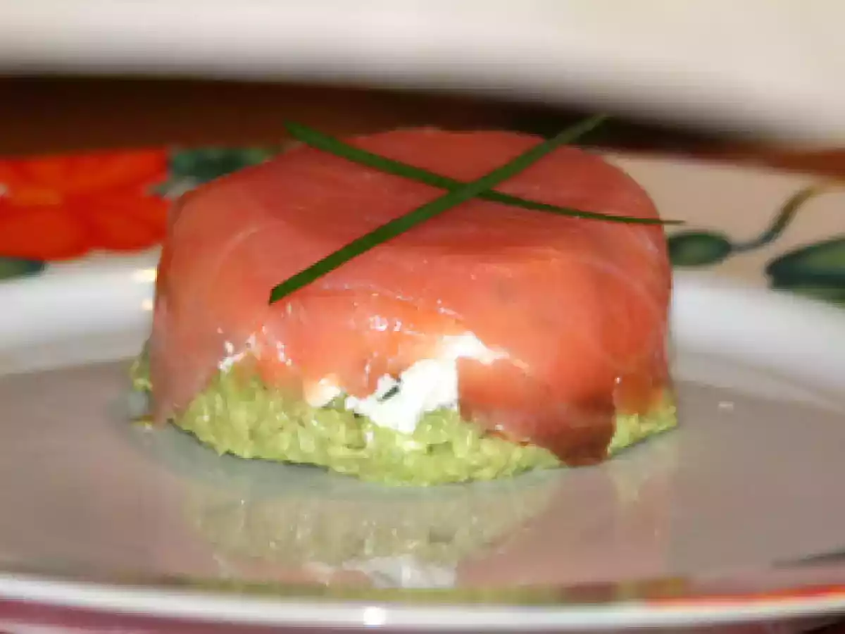 Petite timbale de saumon fumé et chèvre frais en robe verte