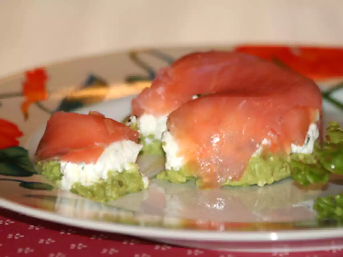 Petite timbale de saumon fumé et chèvre frais en robe verte - photo 2