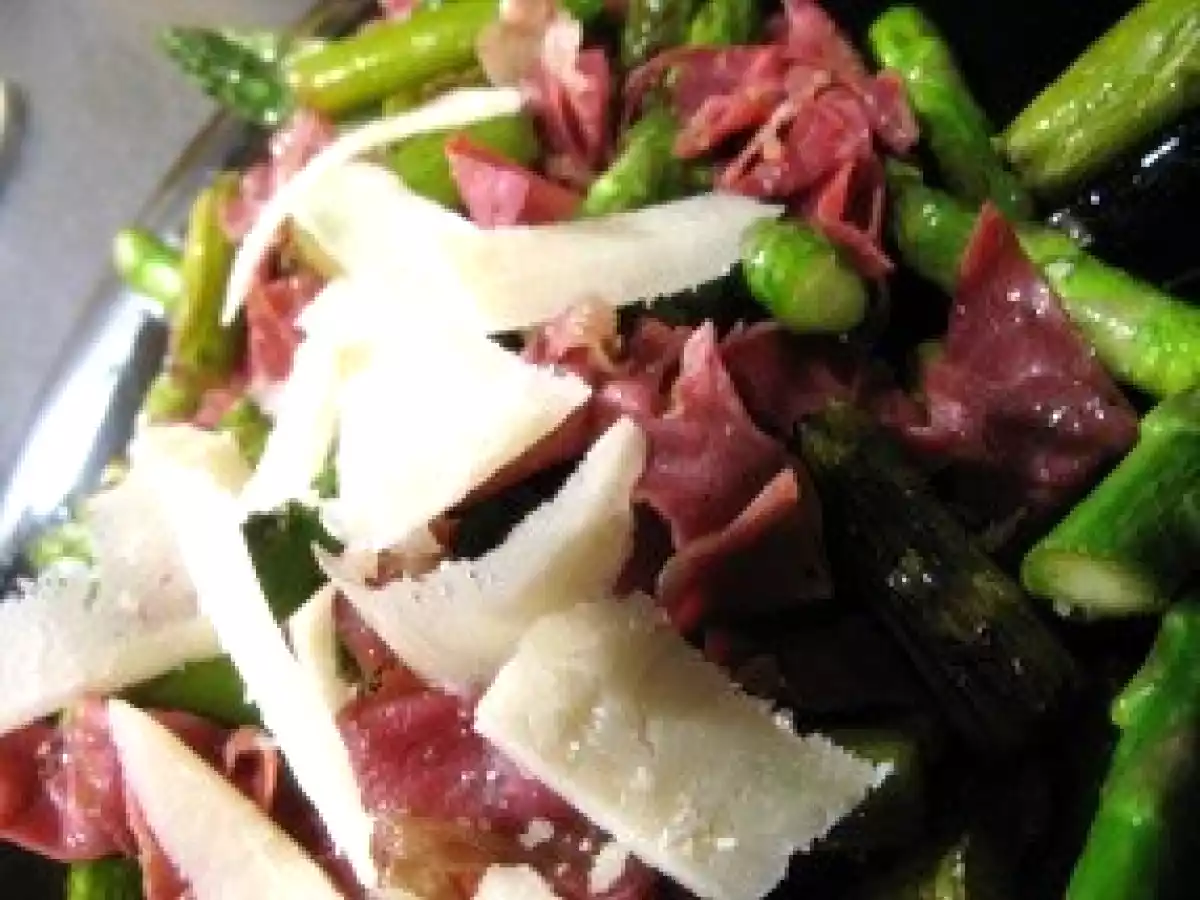 Petites asperges vertes sur lit de Coppa.