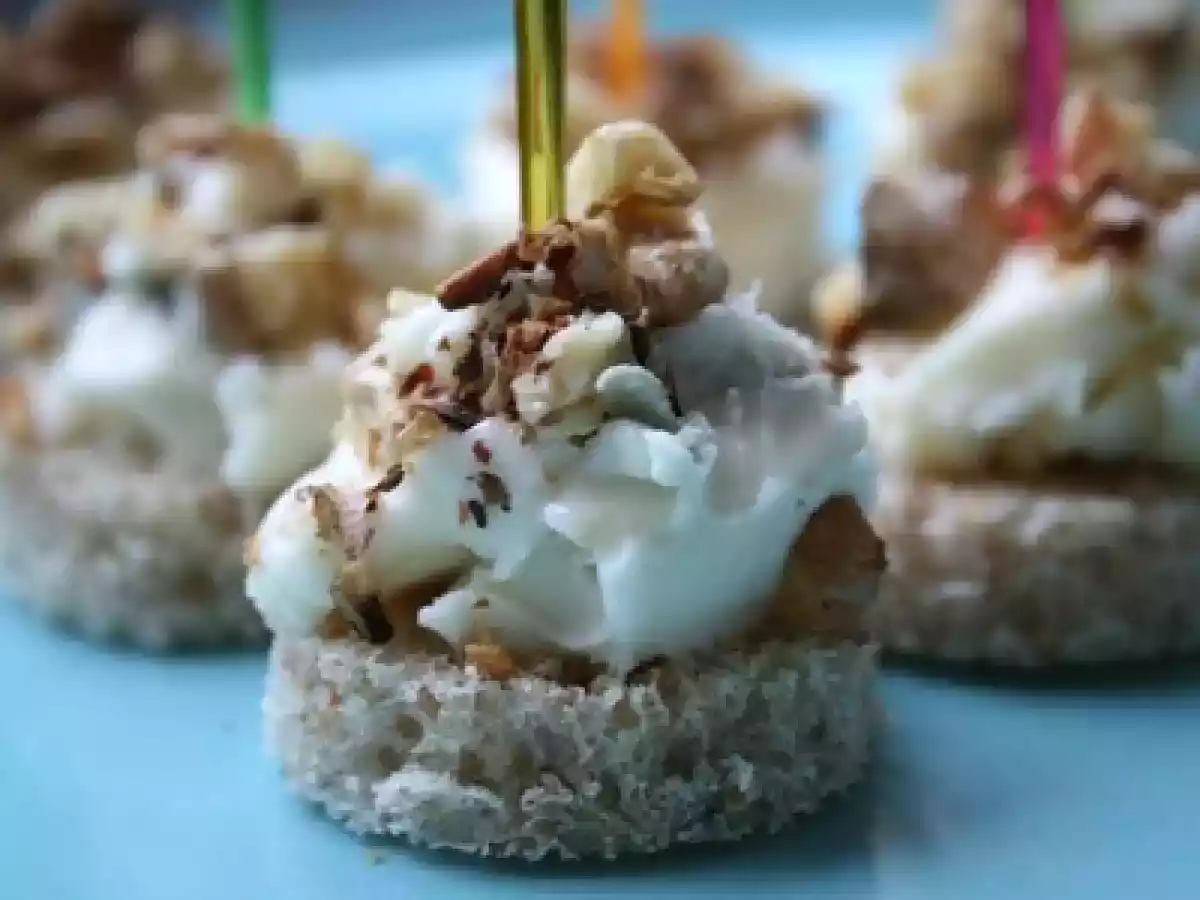 Petites bouchées au gorgonzola et aux noix grillées