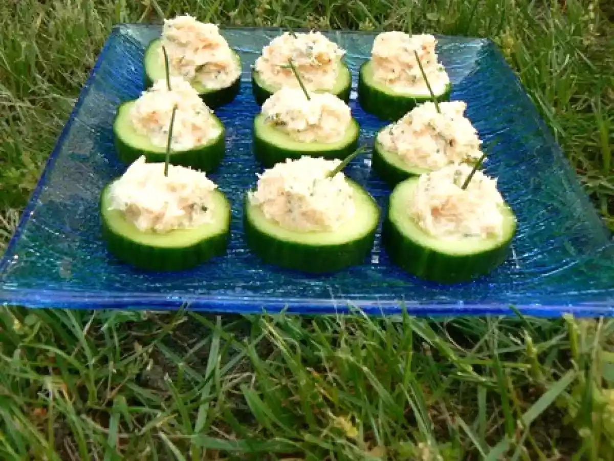 Petites bouchées de concombre au crabe