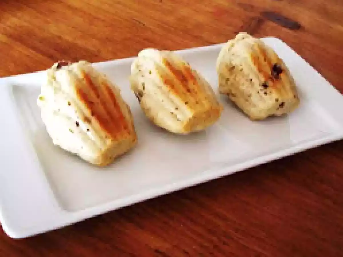 Petites choses : madeleines roquefort-datte et croquants aux amandes
