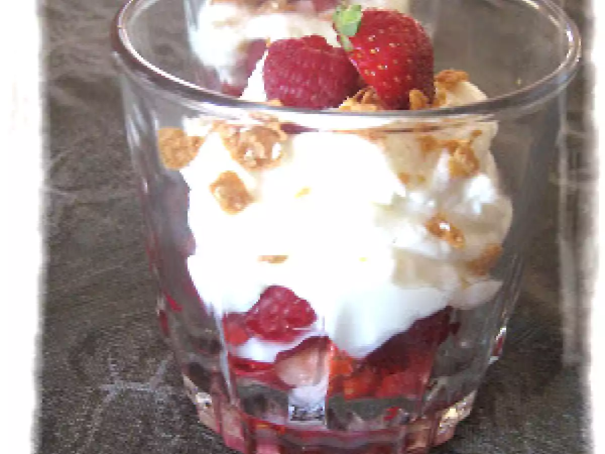 Petites coupes de fruits rouges au fromage blanc