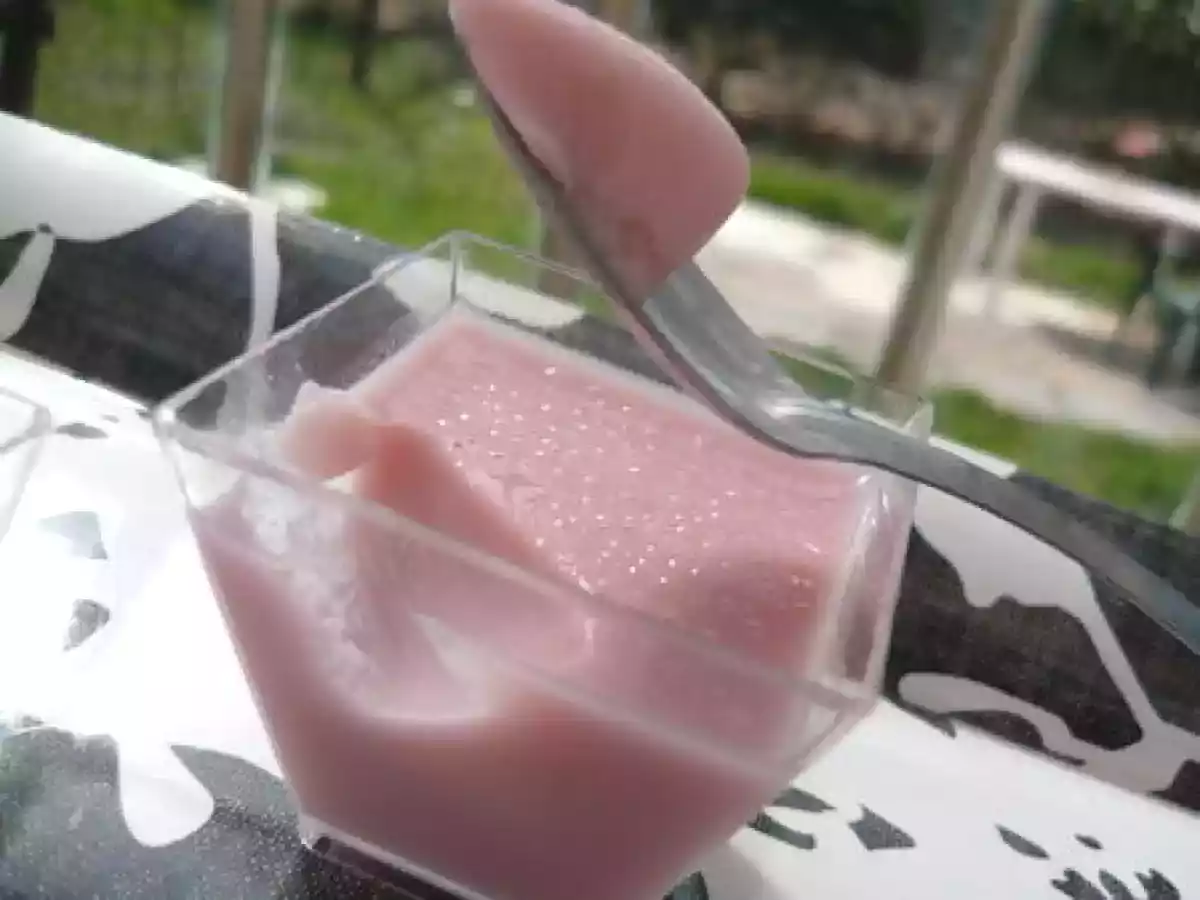 Petites crèmes au lait de coco-sirop de fraises