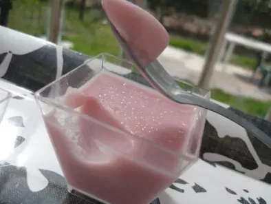 Petites crèmes au lait de coco-sirop de fraises