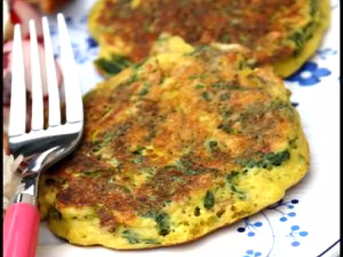 Petites crêpes aux fanes de radis et parmesan