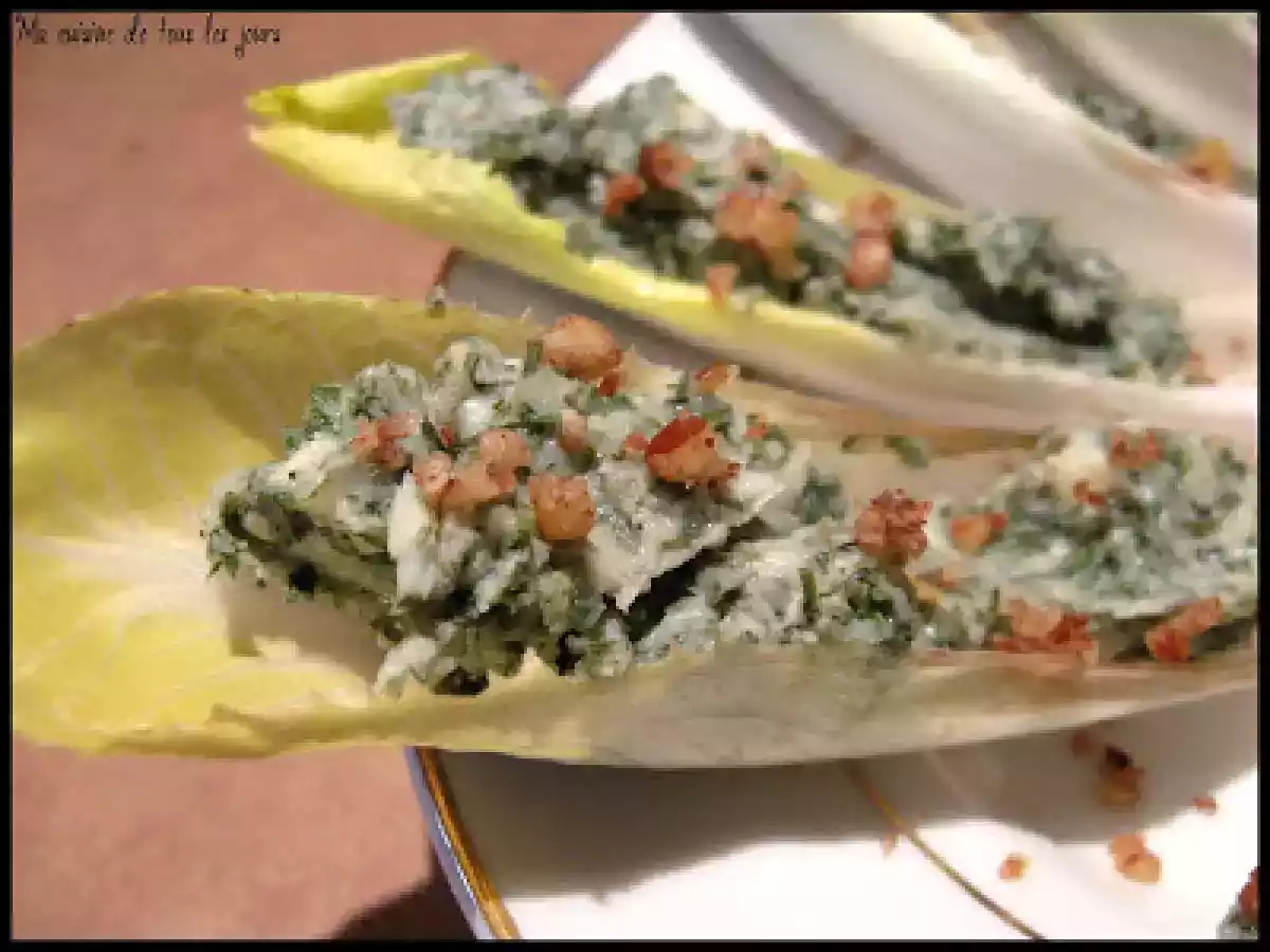 Petites feuilles d'endives au bleu et aux noix