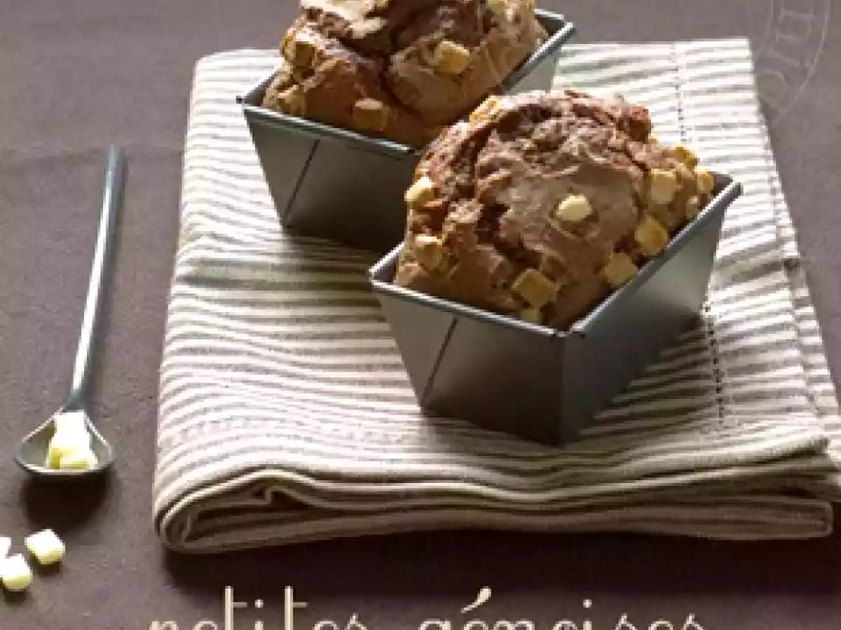 Petites génoises au chocolat noir et aux pépites de chocolat blanc
