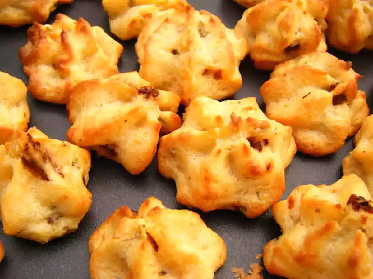 Petites gougères aux tomates séchées et à l'origan