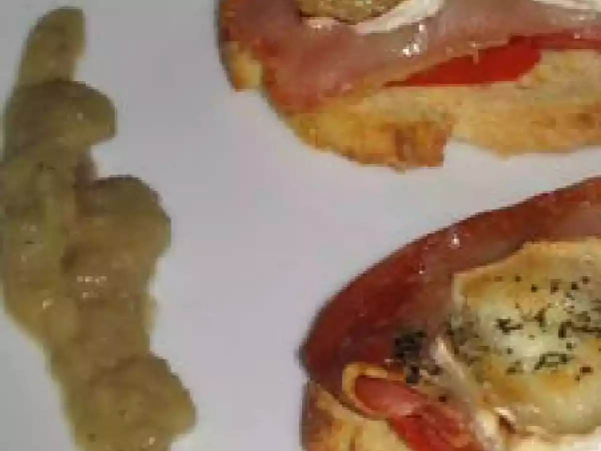 Petites tartines au chèvre, jambon cru et tomates du jardin