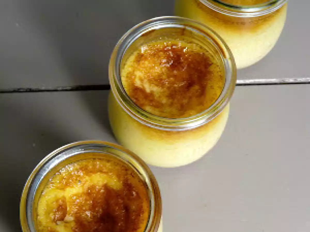 Petits bocaux de crème aux oeufs