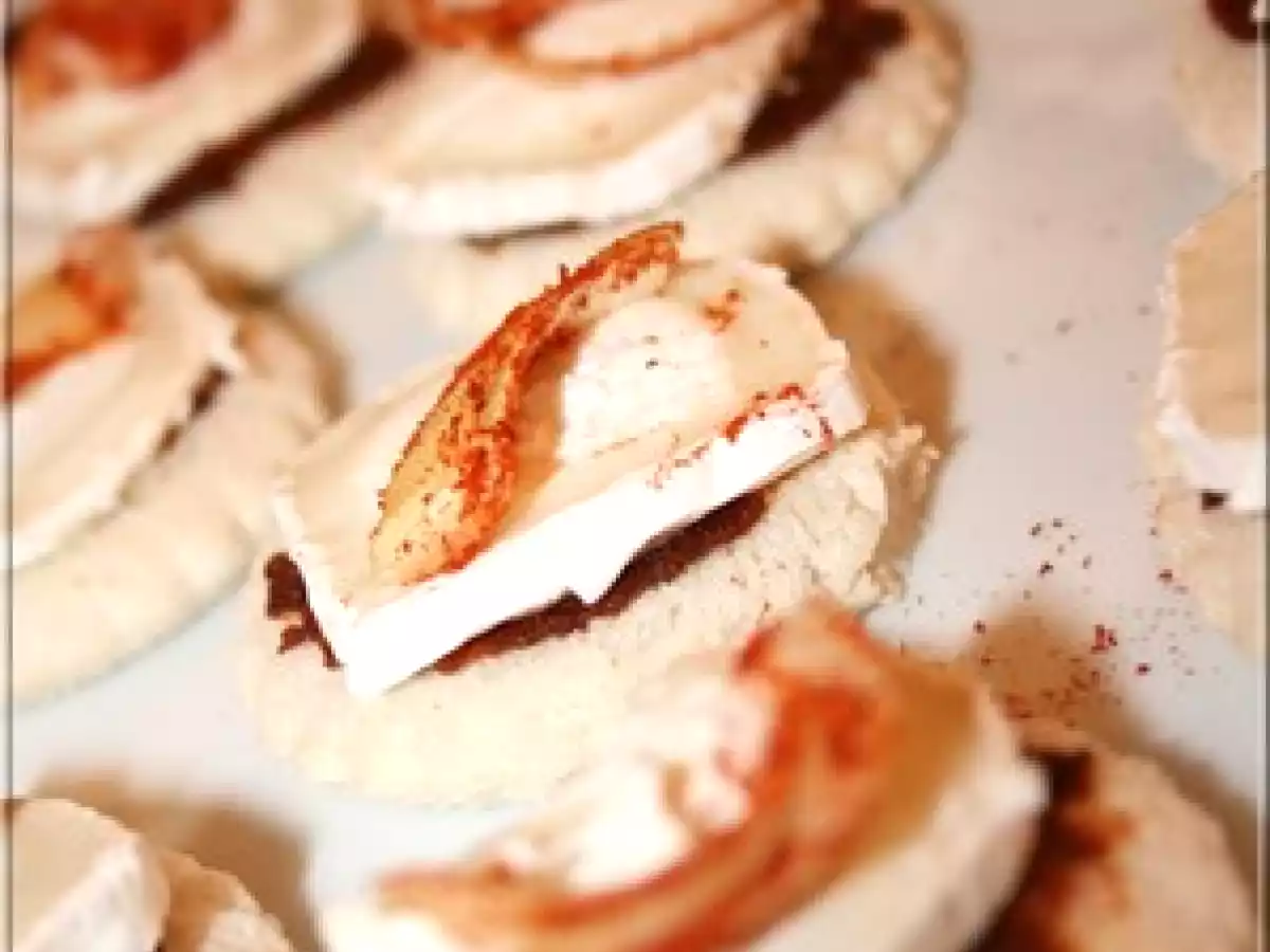Petits canapés aux confits de tomates séchées ou poivrons, chèvre, oignons au paprika - photo 2