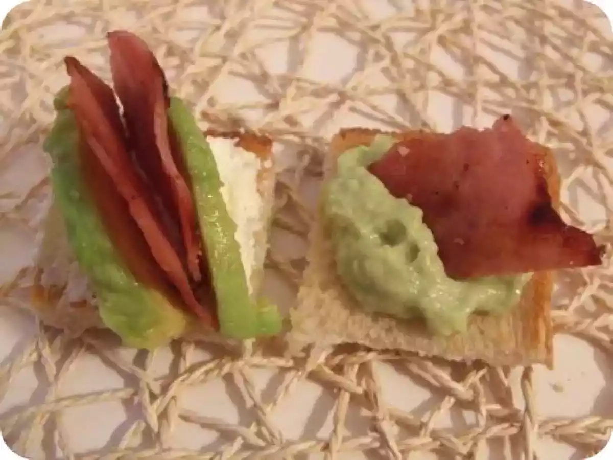 Petits canapés bacon, avocat & chèvre