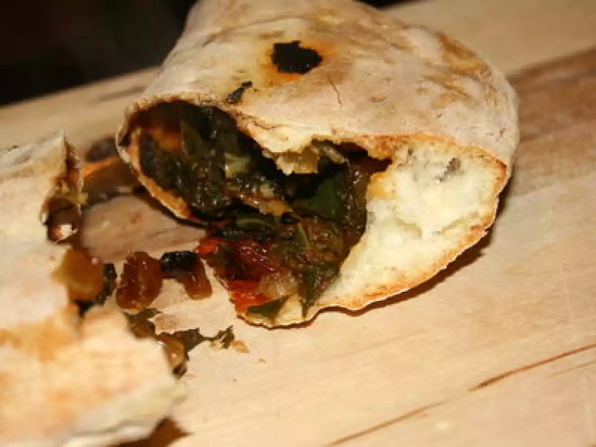 Petits chaussons fourrés aux blettes, raisins secs et chèvre