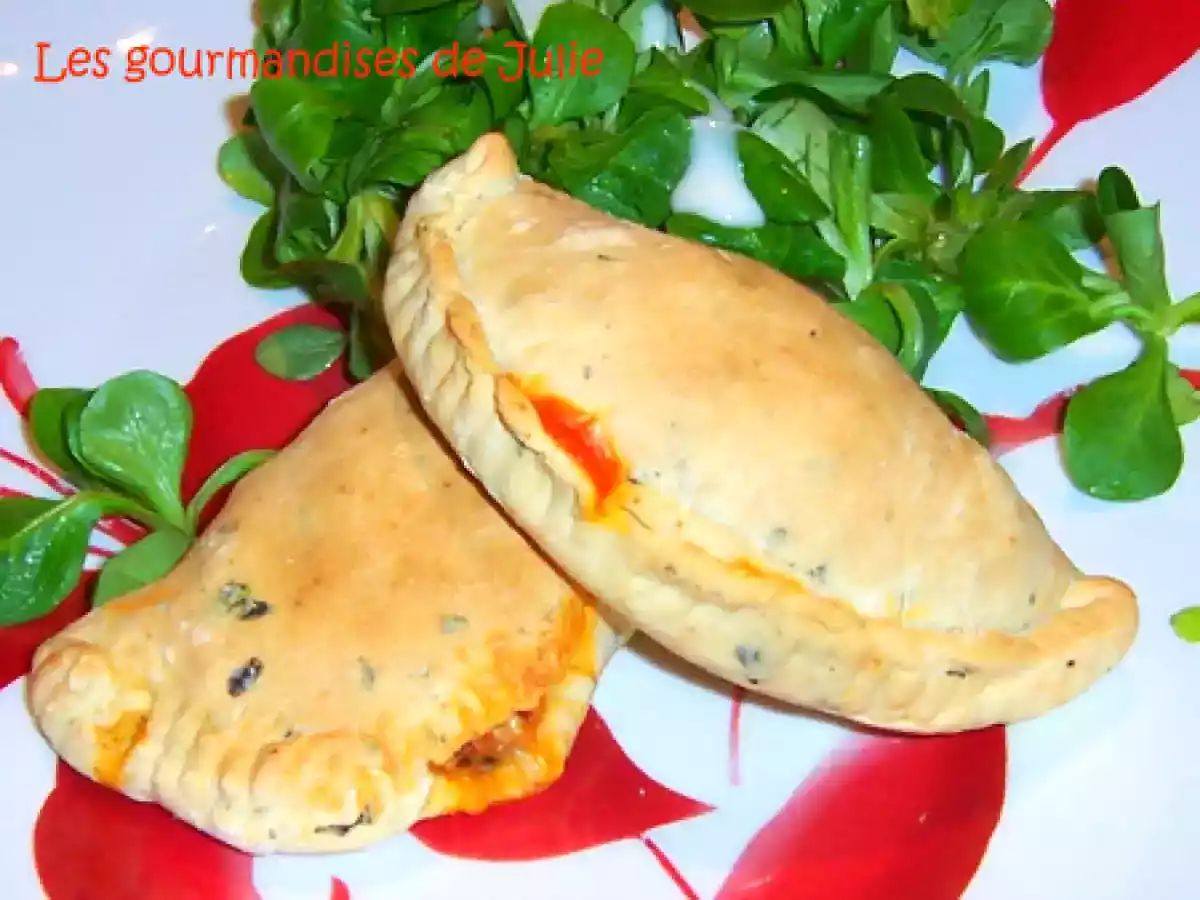 Petits chaussons salés : thon, tomates, poivrons, maïs