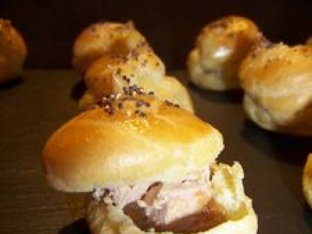 Petits choux au foie gras et à la confiture d'oignons Recette Ptitchef