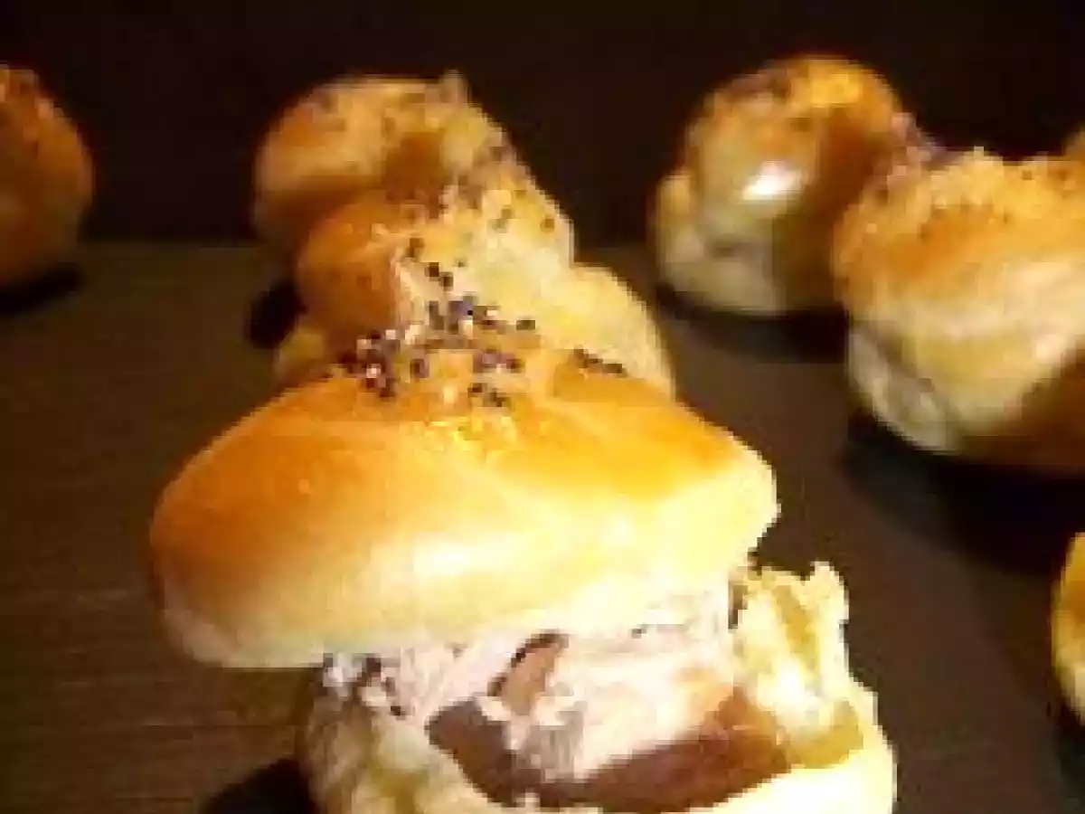 Petits choux au foie gras et à la confiture d'oignons