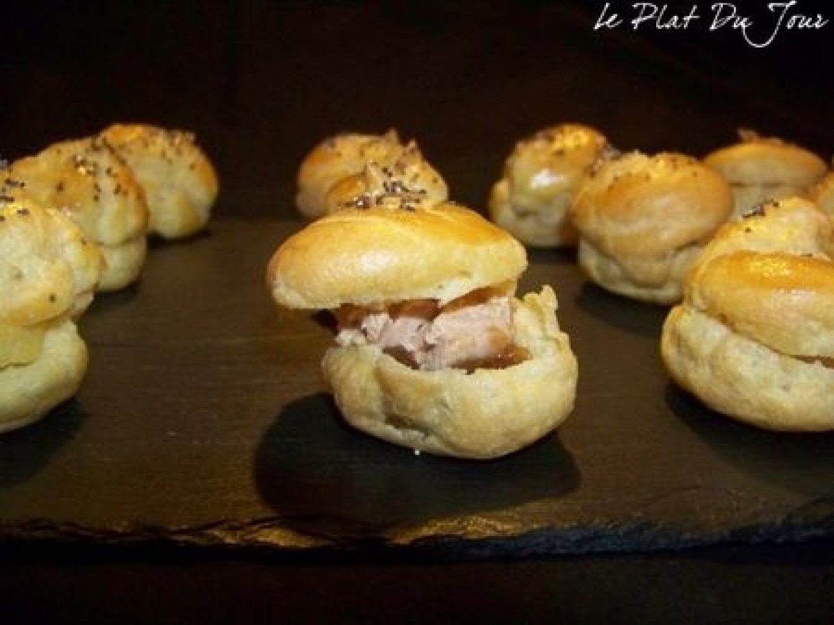 Petits choux au foie gras et à la confiture d'oignons Recette Ptitchef