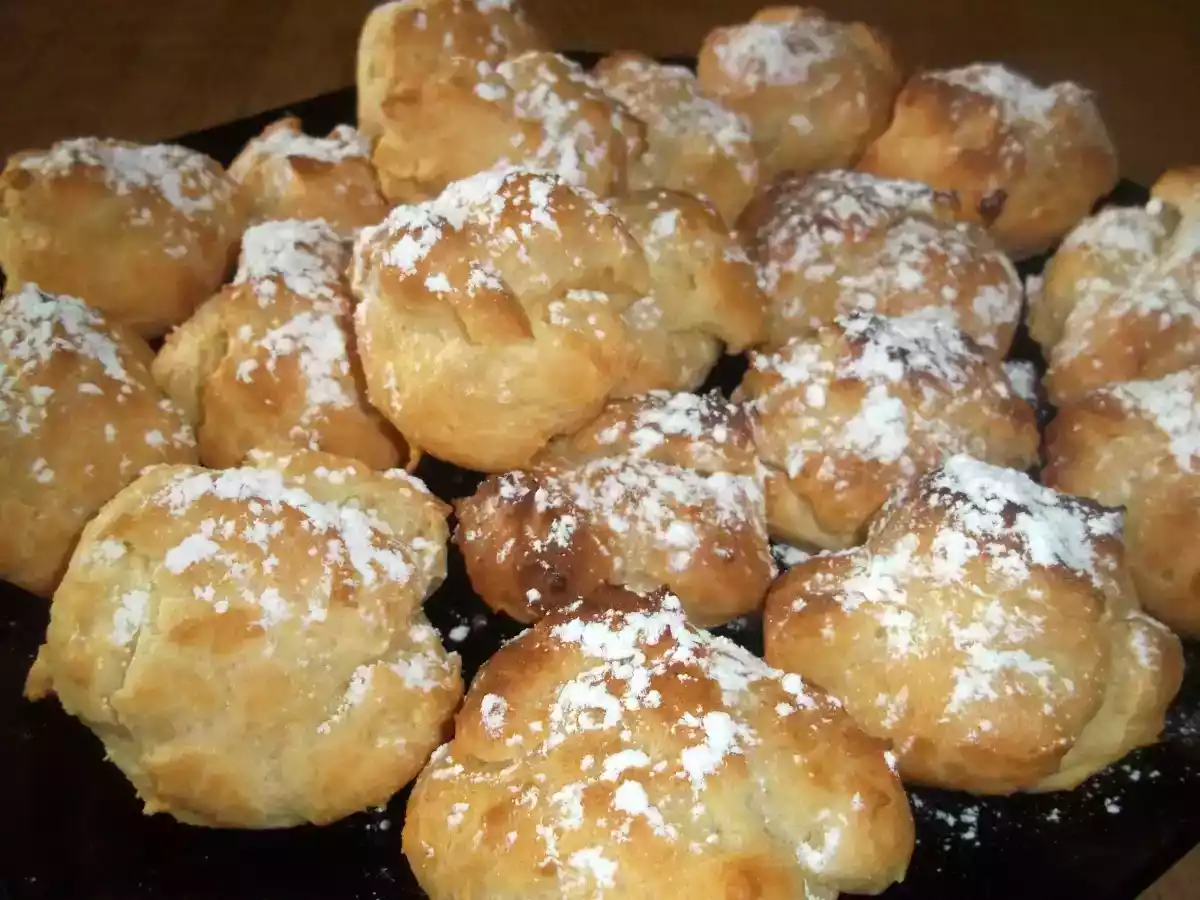 Petits choux fourrés à la crème chantilly