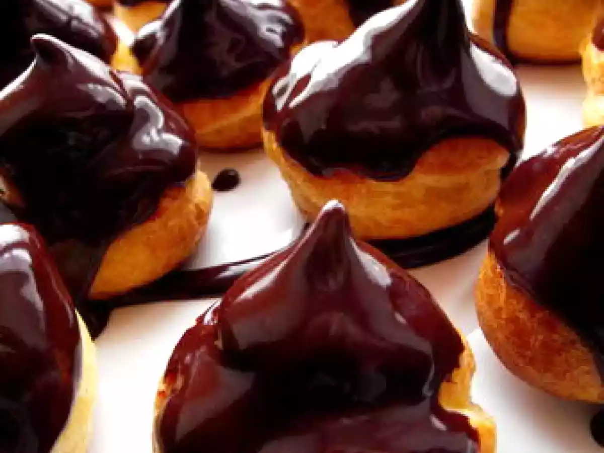 Petits choux fourrés à la crème vanille et glacés ganache.