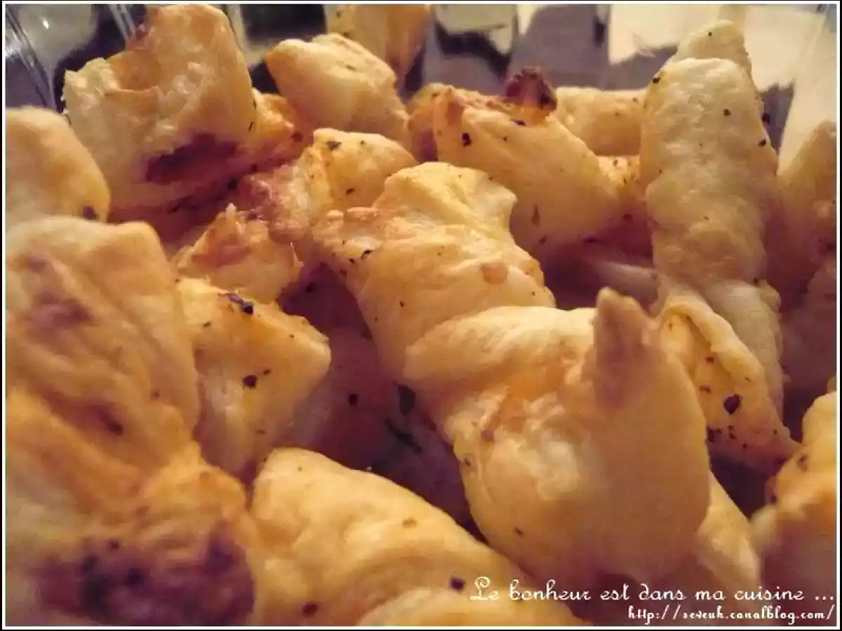 Petits feuilletés torsadés, épicés au fromage