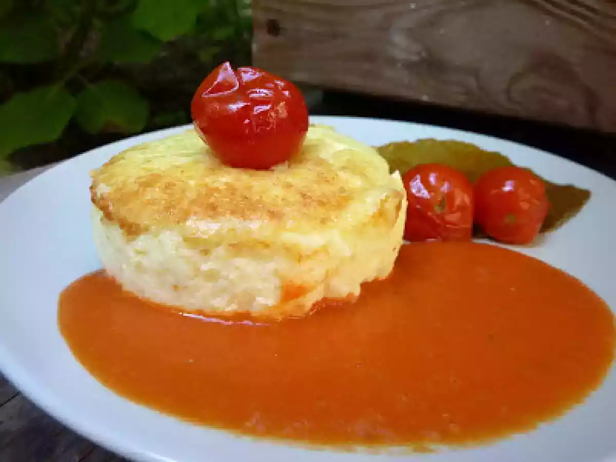 Petits flans au parmesan et coulis de tomates cerises.