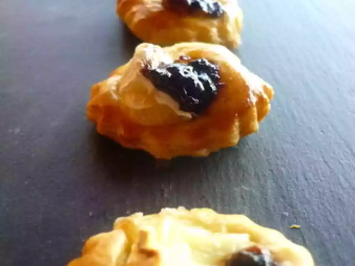 Petits fours 1 : Feuilletés camembert confiture de mûres