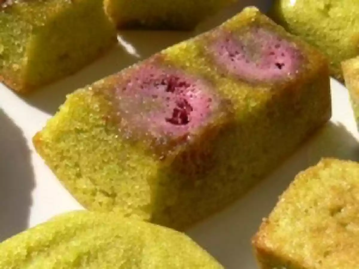 Petits gateaux amandes-framboises-pistaches, le trio parfait .