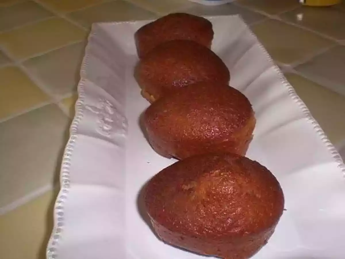 PETITS GATEAUX AU YAOURT ET A LA CONFITURE D'ANANAS VANILLEE