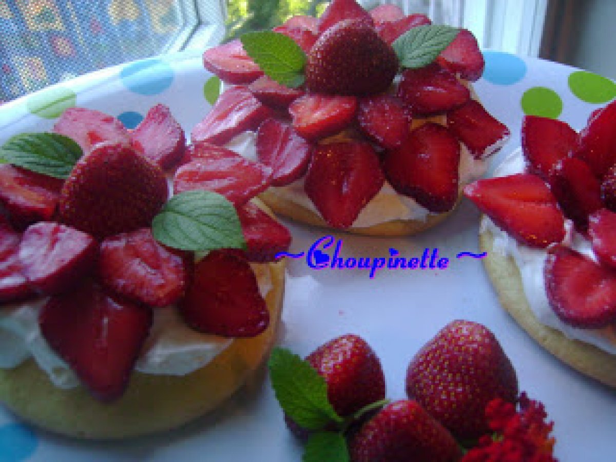 Petits Gateaux Eponge A La Creme Et Aux Fraises Recette Ptitchef