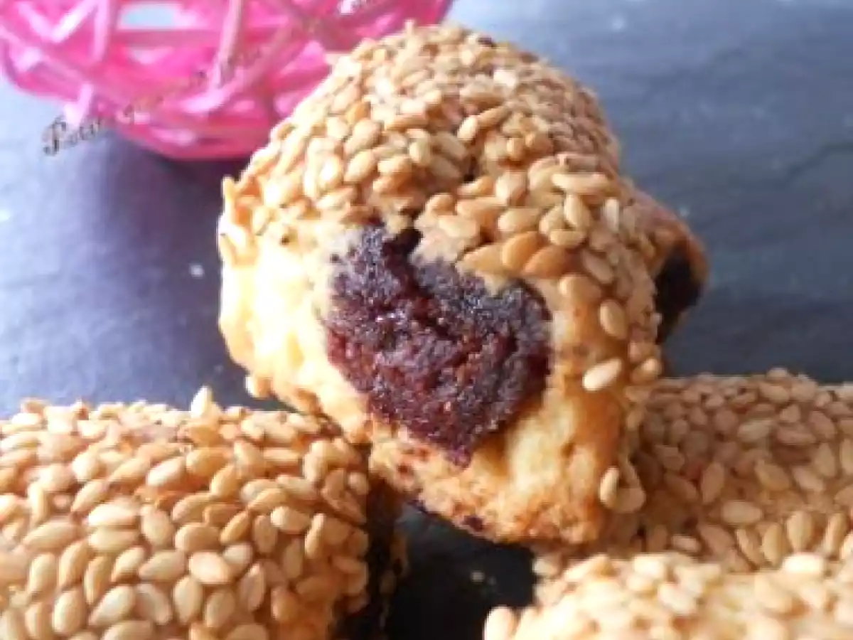 Petits gâteaux fourrés aux dattes et parsemés aux graines de sésame