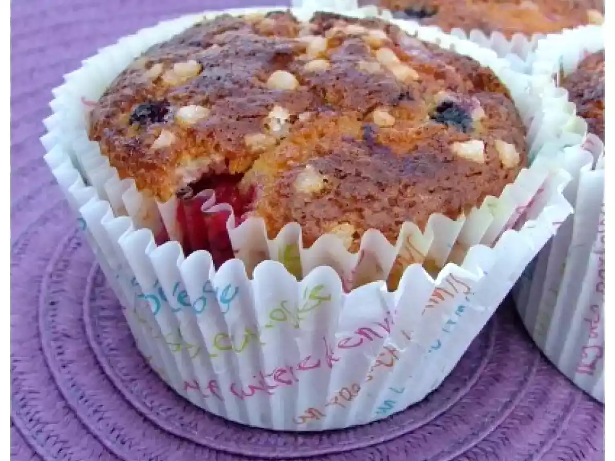 Petits gâteaux moelleux aux bananes & fruits rouges