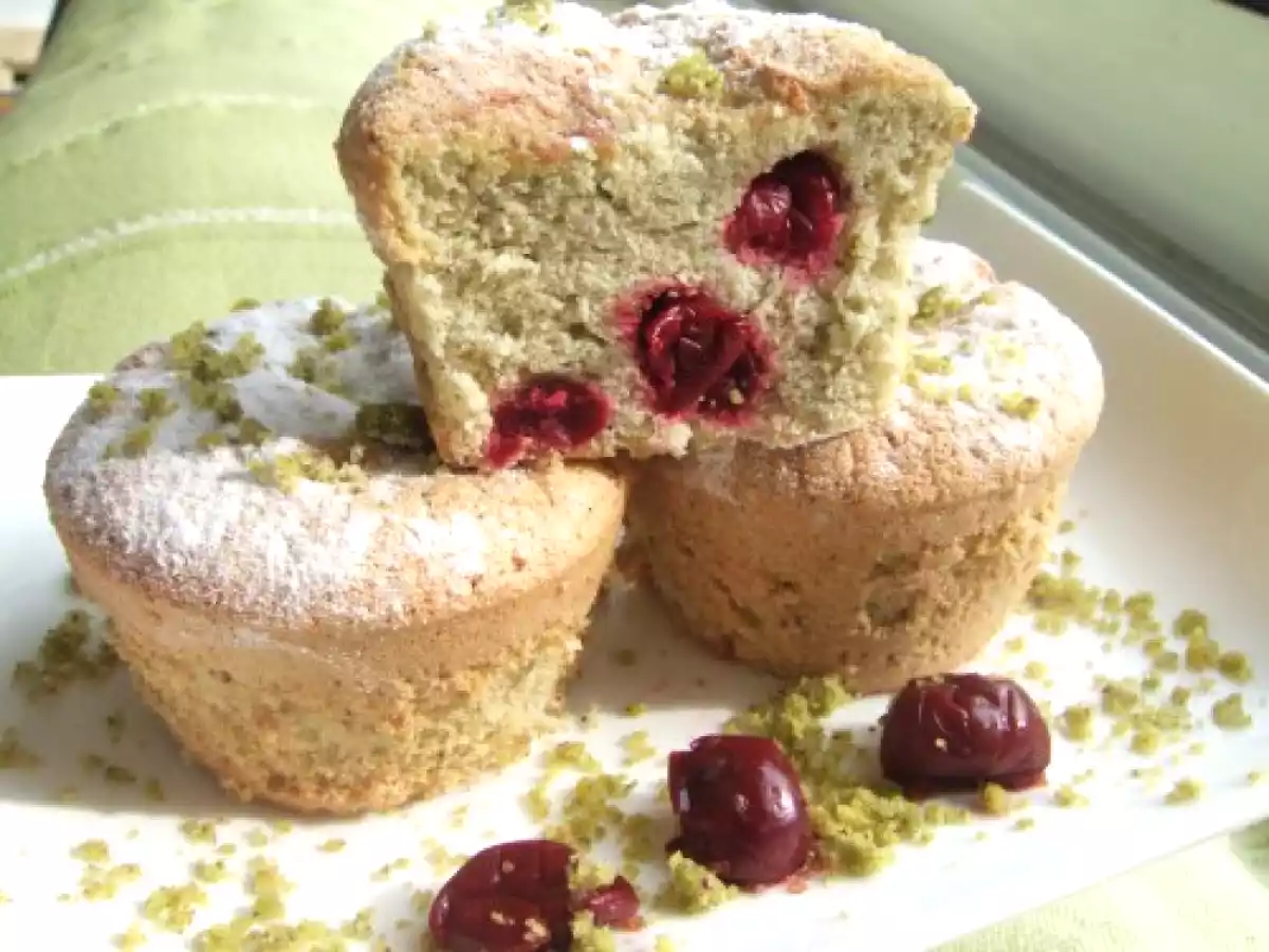 Petits moelleux aux pistaches et aux griottes