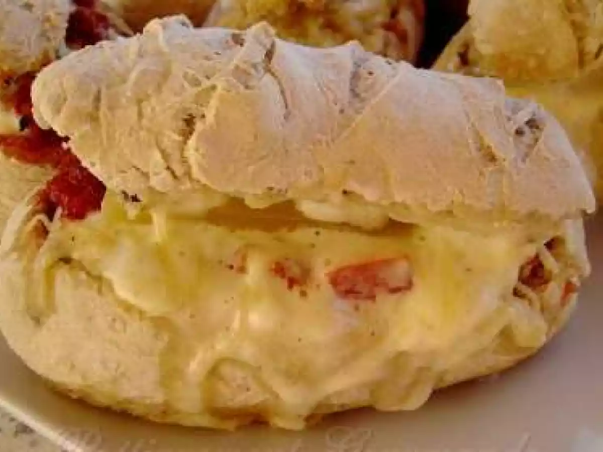 Petits pains aux céréales fourrés au fromage et chorizo