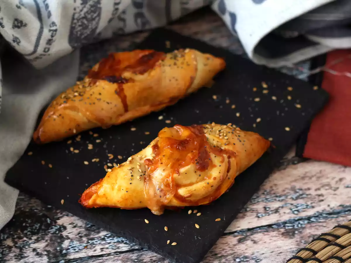 Petits pains bateaux façon pizza farcis de sauce tomate, jambon et mozzarella - photo 3