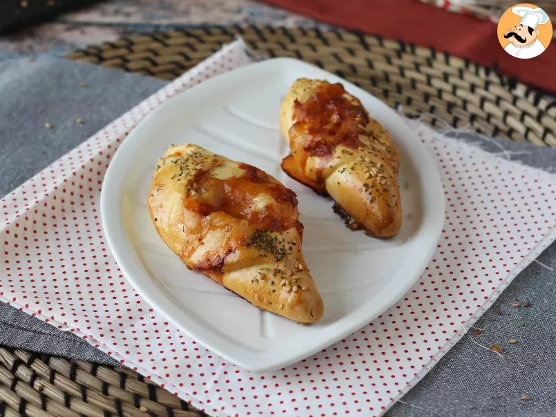Petits pains bateaux façon pizza farcis de sauce tomate, jambon et mozzarella, photo 2