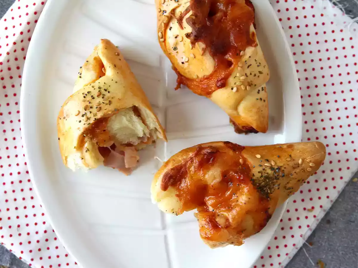 Petits pains bateaux façon pizza farcis de sauce tomate, jambon et mozzarella - photo 5