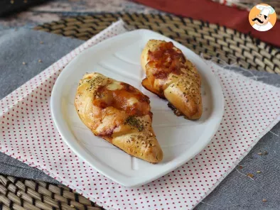 Petits pains bateaux façon pizza farcis de sauce tomate, jambon et mozzarella, photo 2