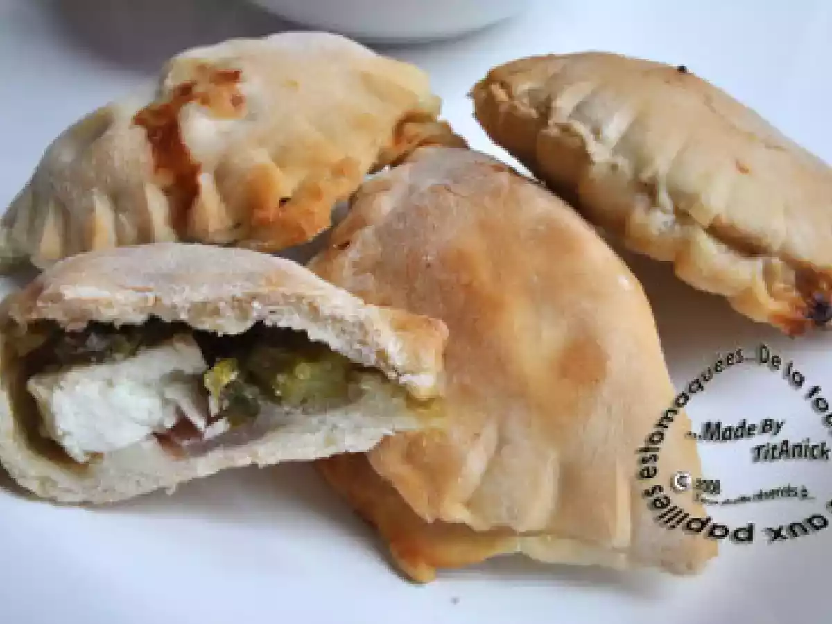 Petits pains fourrés aux oignons, poivrons, fêta et olives noires