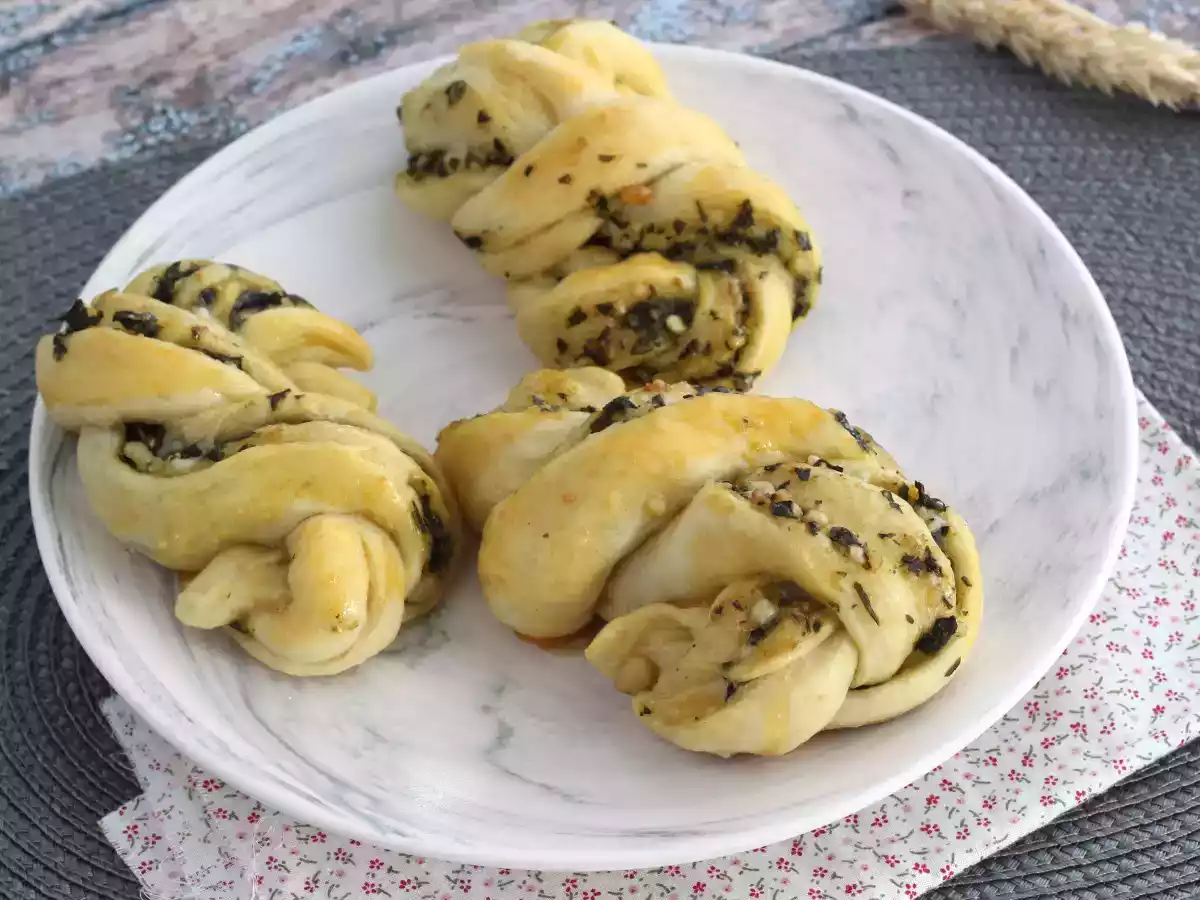 Petits pains tressés au pesto