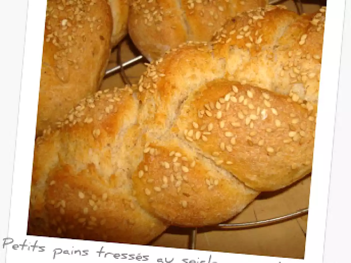 Petits pains tressés seigle, yaourt et miel .
