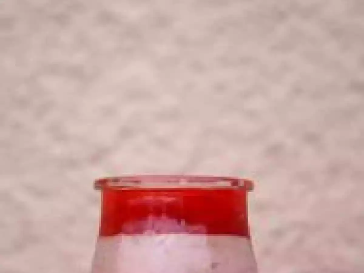 Petits pots au chocolat, framboises et coulis de poivron rouge